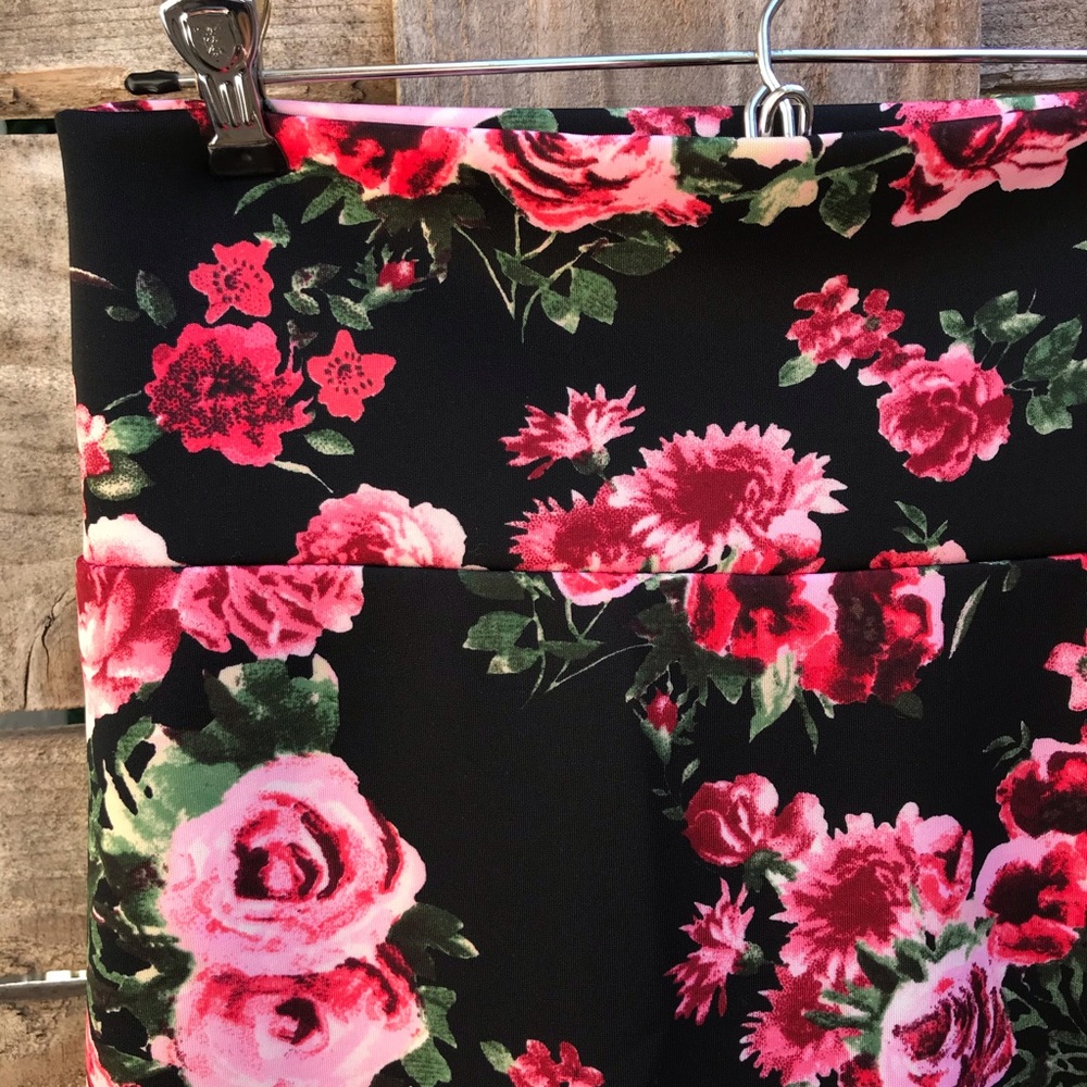 ❌SOLD❌ Floral Pencil Skirt - Picture 4 of 4